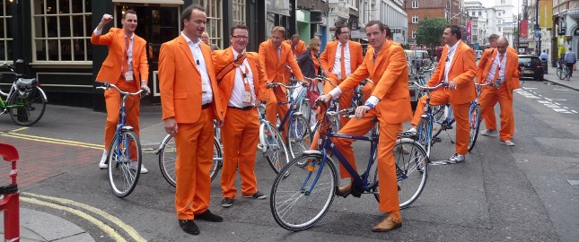 Groep fietsen met Nederlandse taalgids